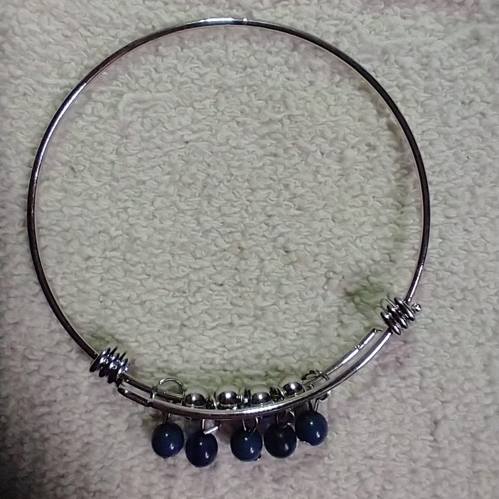 Silvertone adjustable blue beaded charm bracelet